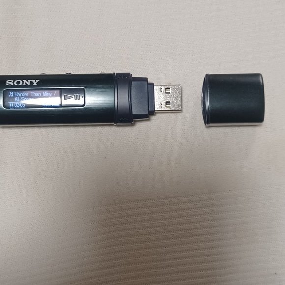 COPY - Sony NWZ-B 183F 4GB USB MP3 player - Picture 2 of 7